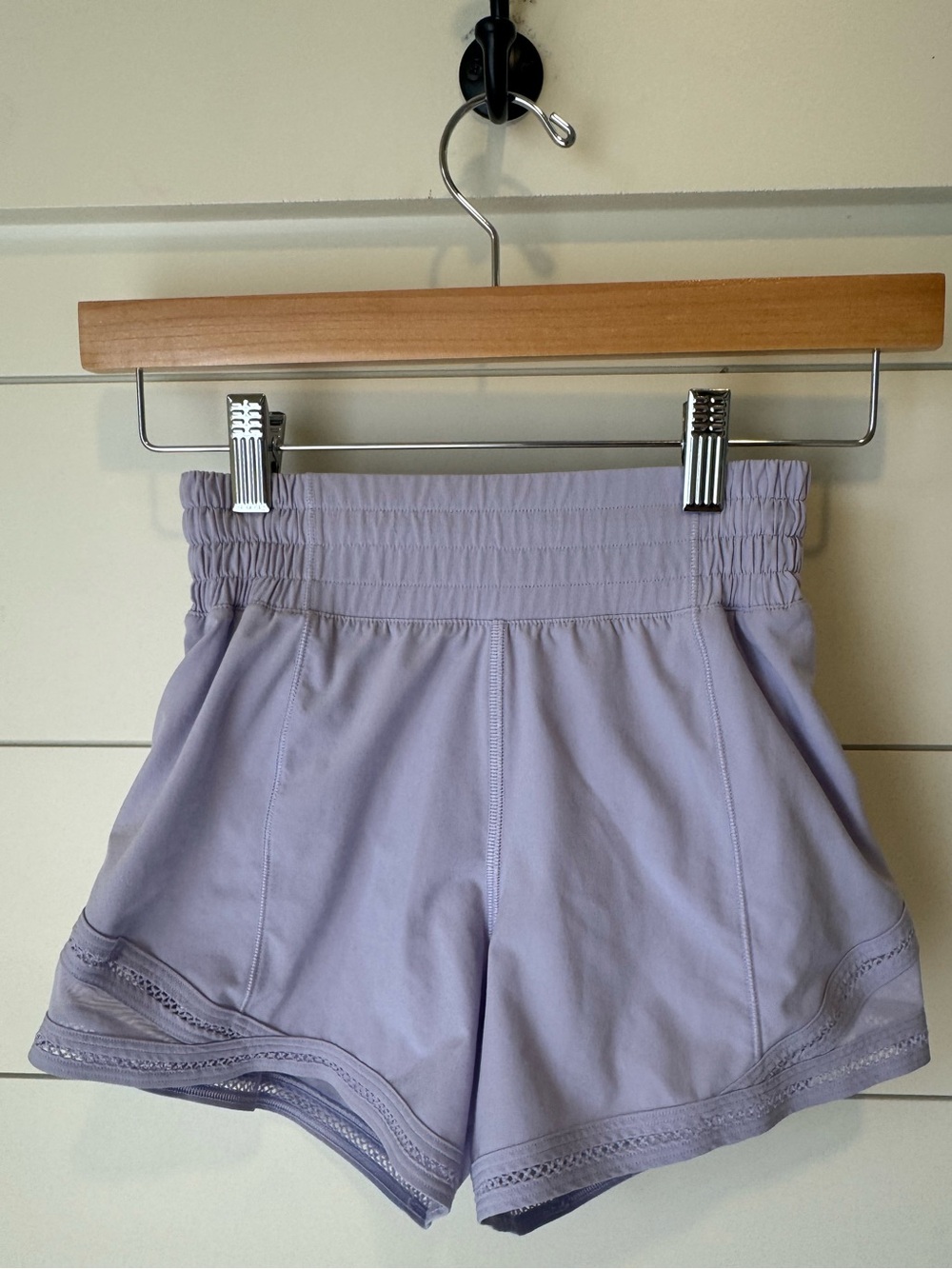 Lululemon Hotty Hot HR 4” Lace Trim Shorts Lavender Frost Size 0